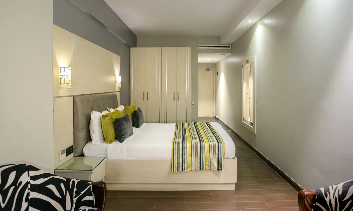 Executive Room king bed and sitting area