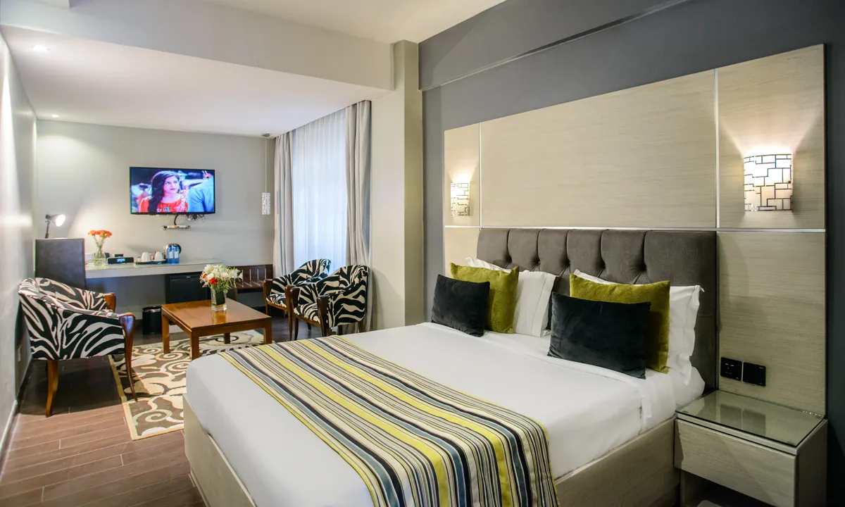 Executive Room panoramic city view at Cloud Hotel